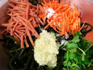 5、爽口海带丝,放入调味料盐、糖、味精、醋