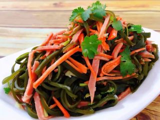 7、爽口海带丝,爽口开胃的凉拌海带丝装入盘中就大功告成啦