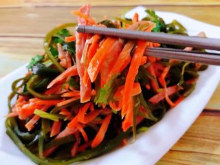 11、爽口海带丝,胡萝卜的营养也是非常高的搭配香肠一起吃香甜的口感棒极了