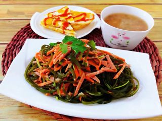 12、爽口海带丝,胡萝卜的营养也是非常高的搭配香肠一起吃香甜的口感棒极了