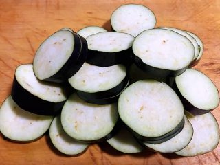 2、#冬日暖心菜#鱼香茄盒,茄子洗净切一刀不要切段再切一刀切开