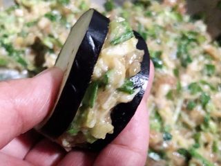 3、#冬日暖心菜#鱼香茄盒,放入适量的馅料