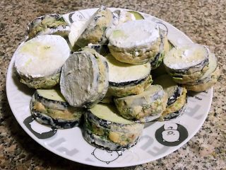 5、#冬日暖心菜#鱼香茄盒,茄盒依次裹好干淀粉备用