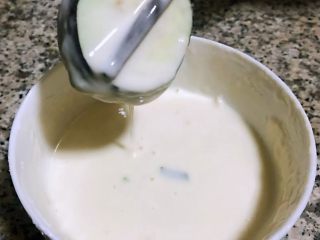 6、#冬日暖心菜#鱼香茄盒,干淀粉和面粉活成面糊将茄盒裹上一层薄薄的面糊