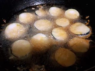 7、#冬日暖心菜#鱼香茄盒,锅中倒入适量的油加热至七成热下入茄盒大火炸起来