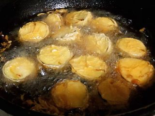 8、#冬日暖心菜#鱼香茄盒,两面炸至金黄色即可出锅