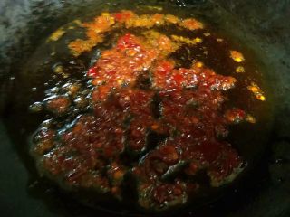 10、#冬日暖心菜#鱼香茄盒,锅中倒入底油加热放入郫县豆瓣酱煸香