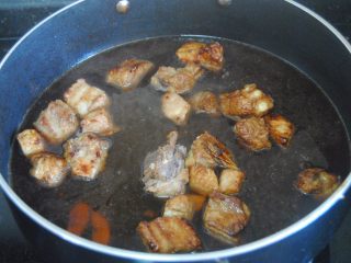 9、香菇莲藕炖排骨,倒入清水拌匀转大火