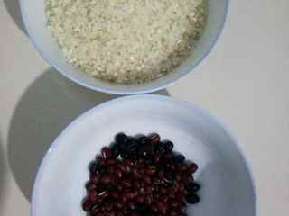 3、山药紫薯粥,大米，红豆，黑豆，洗净入锅