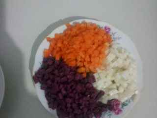 4、山药紫薯粥,紫薯，山药，胡萝卜切成粒入锅