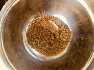 1、蔓越莓红糖发糕,准备含姜丝的红糖