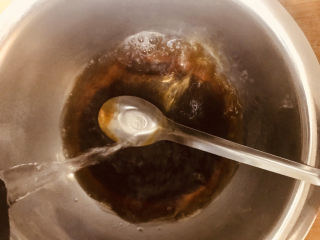 2、蔓越莓红糖发糕,倒入温开水