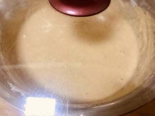 6、蔓越莓红糖发糕,盖上盖子醒发30分钟