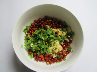 9、下酒菜凉拌黄瓜花生米,花生米放入芫荽、蒜泥拌匀