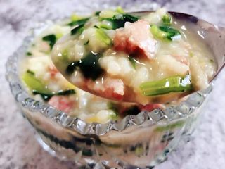 13、猪头肉菠菜粥,粥煮至粘稠口感更佳香香浓浓滴