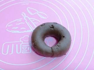 9、懒人必做～巧克力贝果,这样巧克力贝果胚就做好了。