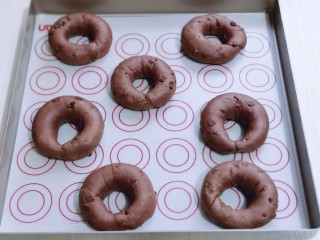 10、懒人必做～巧克力贝果,依次做完，再次用湿布盖上，室温醒发20分钟！（注意是湿布，保持贝果胚的湿度）