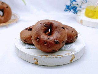 16、懒人必做～巧克力贝果,贝果表皮有韧性，特别嚼劲。