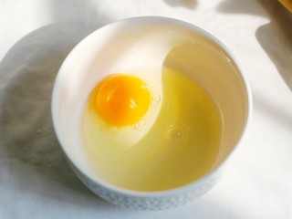 8、无敌简单的香蕉土司卷,鸡蛋磕入碗中。