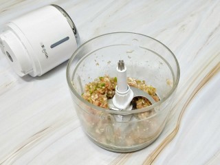 1、猪肉豆腐鸡蛋羹,先把猪肉和豌豆放入绞肉机中搅拌成末