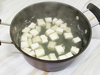 2、猪肉豆腐鸡蛋羹,豆腐切成小块，将它焯水，去除豆腥味