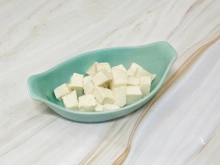 3、猪肉豆腐鸡蛋羹,捞出来沥水，放入容器中，这边分了两个容器装，做成了两份