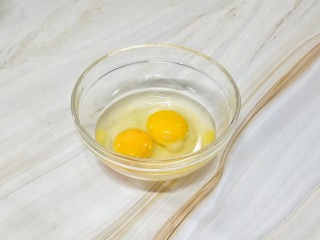 4、猪肉豆腐鸡蛋羹,鸡蛋打入碗中