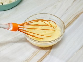 5、猪肉豆腐鸡蛋羹,加入温水搅拌均匀，温水的量是鸡蛋的1.5倍