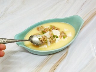 7、猪肉豆腐鸡蛋羹,均匀的放上一层猪肉豌豆没末