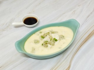 8、猪肉豆腐鸡蛋羹,放入已经上汽的蒸锅，隔水蒸十分钟