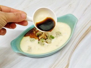 9、猪肉豆腐鸡蛋羹,取出来淋上提前混合好的生抽和香油即可，这边盐不需要加了，生抽的味道已经足够了