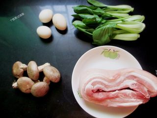 1、香菇卤肉饭,准备食材