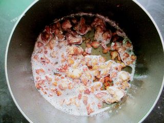 6、香菇卤肉饭,炒到猪肉干干的状态,肥油有出来了