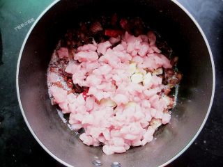 8、香菇卤肉饭,放入瘦肉丁,大火翻炒