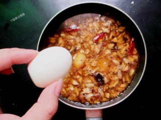 12、香菇卤肉饭,放入鸡蛋,将炖锅放火上大火烧开,小火慢炖2小时,炖的时间够才好吃,没时间也要炖1小时