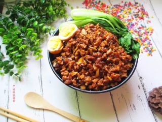 16、香菇卤肉饭,米饭浇上香菇卤肉和汁,再放上切开的卤蛋、青菜就可以吃