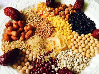 1、王氏养生粥#有个故事#,材料备齐