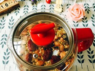 2、王氏养生粥#有个故事#,不用泡、个人感觉直接煮味道更佳、洗净后倒入养生壶、木有养生壶的可以放到电饭煲里煮一样……