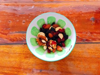 1、早餐+健康饮食之低脂无油无糖坚果燕麦饼,倒出每日坚果！