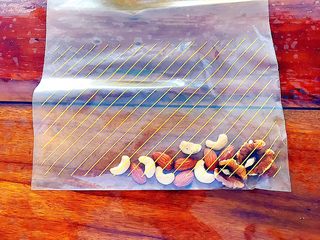 2、早餐+健康饮食之低脂无油无糖坚果燕麦饼,把其中的大粒果仁挑出来，放入干净的，厚一点的保鲜袋！