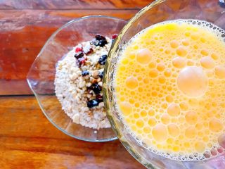 6、早餐+健康饮食之低脂无油无糖坚果燕麦饼,再倒入打散的鸡蛋液！