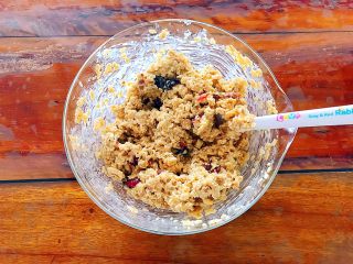 7、早餐+健康饮食之低脂无油无糖坚果燕麦饼,用勺子搅拌均匀！