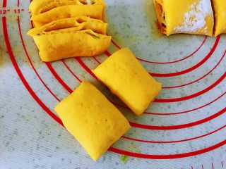 6、南瓜水煎花卷,每一个长条，再从中间切一刀。