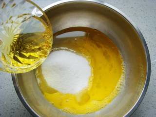 3、芝麻桃酥,倒入玉米油。