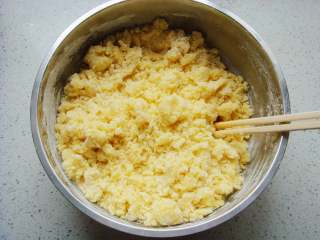 6、芝麻桃酥,先用筷子搅拌成絮。