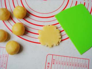 10、芝麻桃酥,周边会有自然的裂纹张开。（避免手掌压的不均匀就用了刮板，很方便哦）