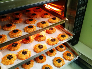 16、芝麻桃酥,桃酥出炉啦，上色非常均匀。