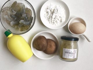 1、香菇虾丸,准备食材如上图，首先处理虾：去壳去头去尾去虾线。香菇焯水一分钟捞起