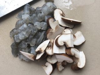 2、香菇虾丸,虾跟香菇切小块