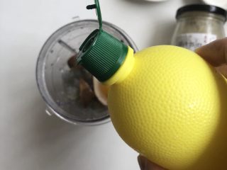 3、香菇虾丸,虾、香菇、鸡蛋放入料理杯，加入少许柠檬汁去腥